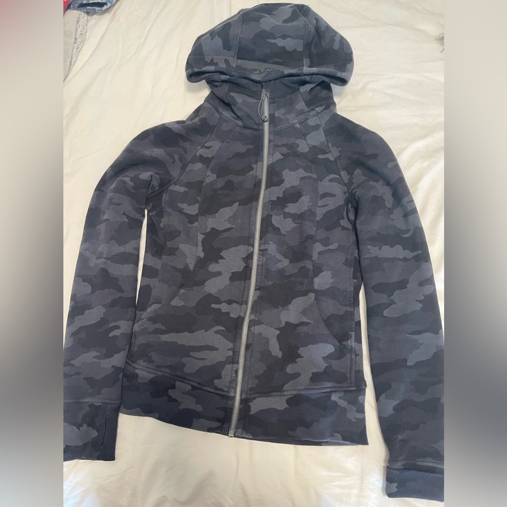 Lululemon Scuba sweater in Camo size 6